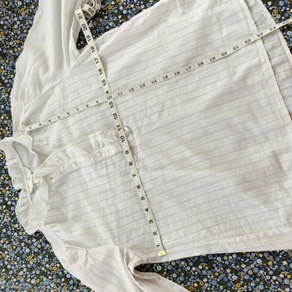 Chic White Blouse with Ruffles - Picture 6 of 9